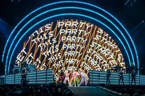 Review P Nk Trustfalls Into Orlando’s Amway Arena [photos] Tampa Creative Loafing Tampa Bay