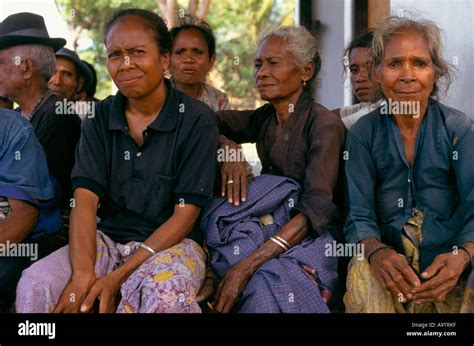 WOMEN IN EAST TIMOR, SEPT 1999, 1999 Stock Photo - Alamy