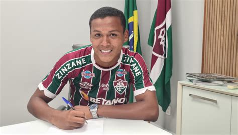 Fluminense Renova Contrato De Lateral Esquerdo Fluminense Ltimas