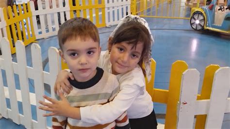 Muhammed Doruk ve Asya Mira soft play oyun alanının top havuzunda oyun