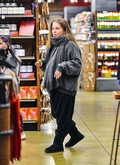 Lisa Marie Presley And Twin Daughters Spotted On Rare Outing Photos