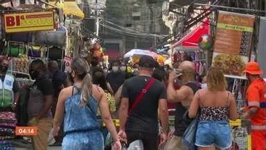 Hora Fim De Semana Marcado Por Festas E Pessoas Transitando Sem