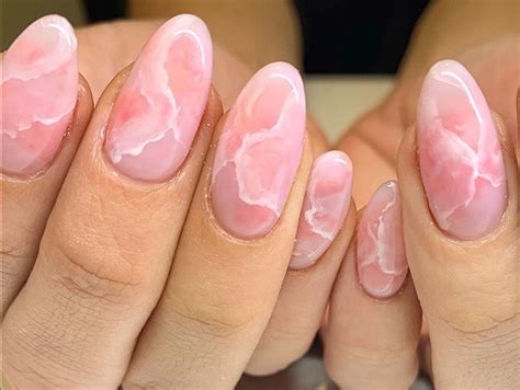 Las uñas efecto mármol e inspiradas en gemas tendencia del verano