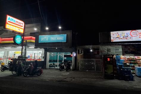 Toko Kelontong Madura Toko Kecil Berani Mepet Indomaret Dan Alfamart