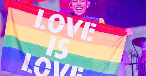 Jhonny Caz De Grupo Firme Ser Coronado Como Rey Gay En Marcha Lgbt De La Cdmx Infobae