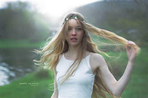 Fondos De Pantalla Mujer Modelo Rubia Flor En El Pelo Mujeres Al