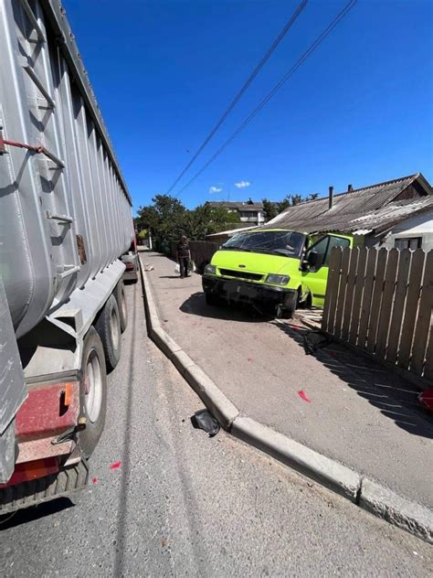 Un Microbus A Ajuns In Curtea Unei Gospodarii Dupa Ce A Fost Lovit De