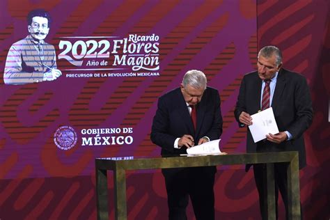 AMLO firma decreto para garantizar abasto de agua en Nuevo León para