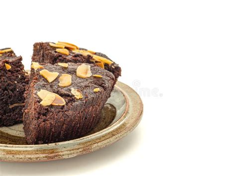 Trozos De Brownie Fresca Sobre Un Plato Con Fondo Blanco Aislado Foto