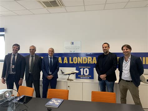 Aeroporto Di Treviso Ryanair Celebra La Nuova Rotta Per Londra E