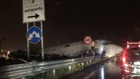 Se despistó un avión al aterrizar y terminó en el medio de la ruta