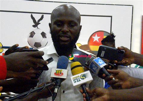 D Anges Fc Le Coach Wakil Kougbadja Jette L Ponge Football Au