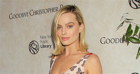 Margot Robbie Stuns At ‘goodbye Christopher Robin Premiere Domhnall Gleeson Kelly Macdonald