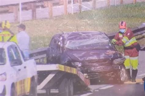 Carro capota e fica destruído em acidente na Dutra em São José dos