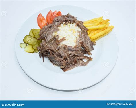 Iskender Doner Kebab Con Tomates De Patatas Fritas De Arroz Y Pepinos