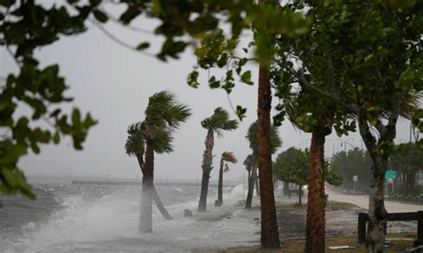 Huracán Nicole toca tierra en Florida con fuerza devastadora