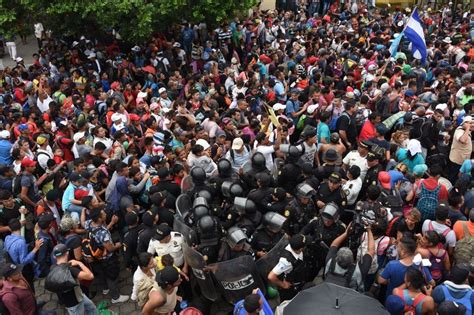 Caravana De Migrantes Cientos Saltan La Valla En Frontera Entre