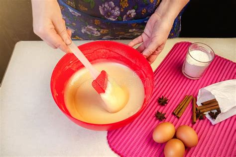 Backen Bestandteile Und Geräte Für Das Kochen Des Schwamm Kuchens Frau