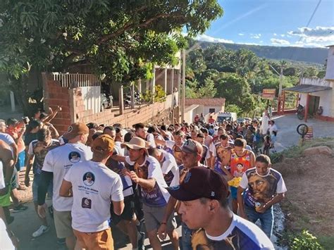 Domingo de grande participação popular no pau da bandeira do Caldas