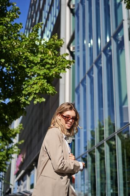 Retrato De Una Vendedora Confiada Que Va A Trabajar Con Gafas De Sol Y