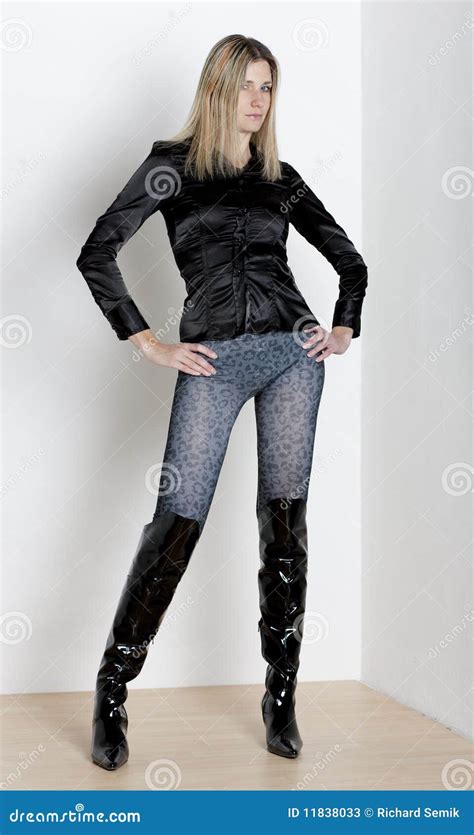 stehende frau stockbild bild von zuhause einzeln matte