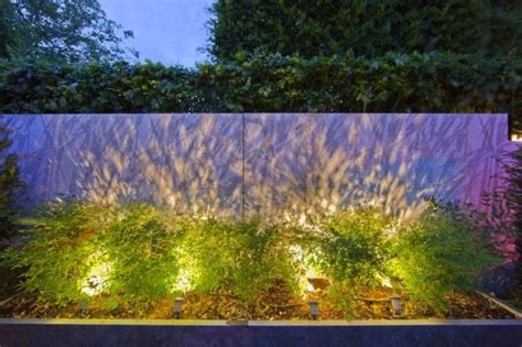 V Lkomnande Belysning I Tr Dg Rden Fence Lighting Courtyard Design