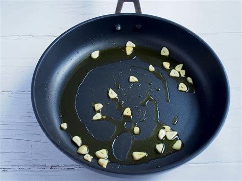 Espinacas salteadas con ajo plato de verdura muy rápido y fácil