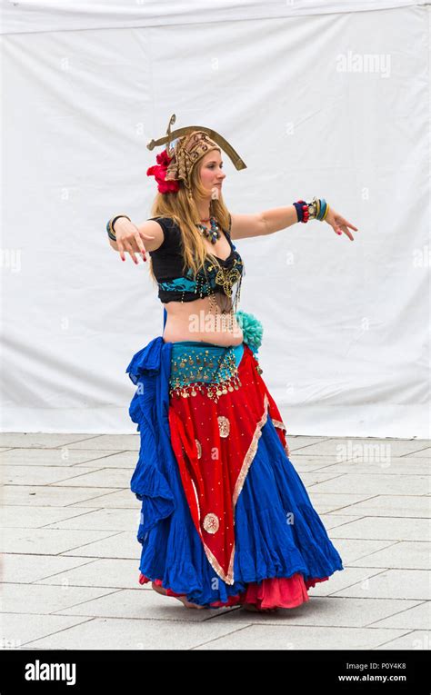 Bellydancer Bellydancers Hi Res Stock Photography And Images Alamy