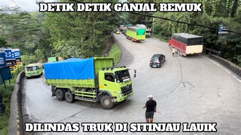 Ganjalan Kayu Pecah Dump Truck Tiba Tiba Mundur Di Sitinjau Lauik