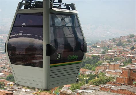 UN VIAJE AÉREO Cabina del metrocable lÍNea k de medellÍN Juan