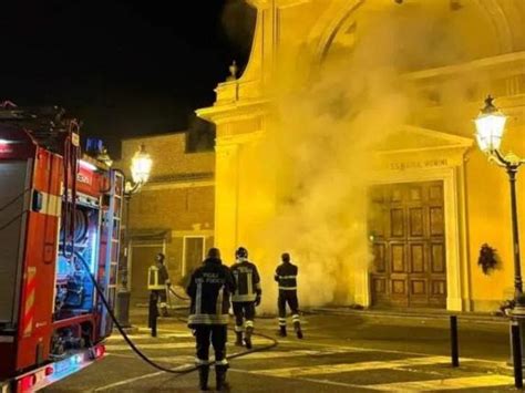 Alessandria In Fiamme Il Presepe Davanti Alla Chiesa Di Mandrogne I