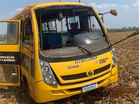 Ônibus escolar capota em estrada vicinal 22 alunos dentro em Rio