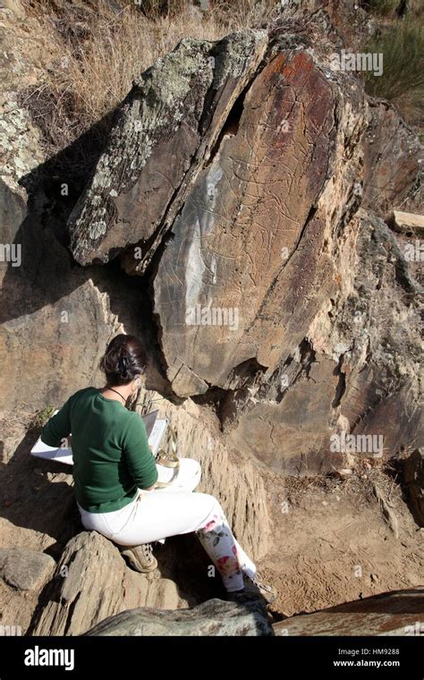 Arte Rupestre Prehist Rico Arque Logo Apuntando A Un Petroglifo