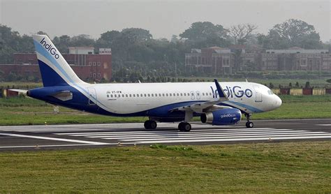 Indigo की दिल्ली मुंबई फ्लाइट के वॉशरूम में पैसेंजर ने सुलगाई बीड़ी जानें फिर क्या हुआ