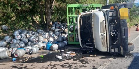 Carreta carregada gás de cozinha tomba na BR 262 em Pará de Minas