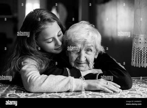 Personnes âgées Grand Mère Avec Sa Petite Fille Petite Fille Portrait