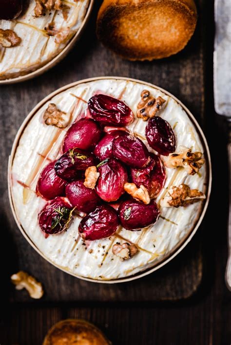 Pieczony Camembert Z Winogronem I Orzechami S Odkie Ycie