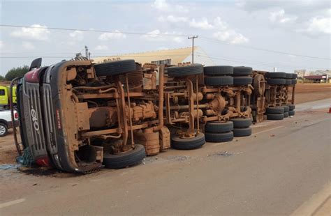 Carreta Carregada Sementes De Soja Tomba E Deixa Rodovia