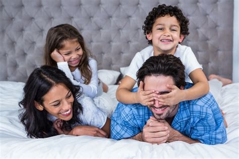 P Gina Im Genes De Familia Jugando En La Cama Descarga Gratuita