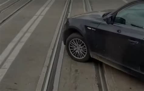 B365 VIDEO Ziua Incidentelor Cu BMW Pe Linia De Tramvai Din