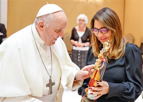 Janja Presenteia Papa Francisco Imagem De Nossa Senhora Da Nazar E