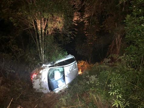 Carro Capota Em Barranco De Mais De Metros E Mulher Fica Ferida