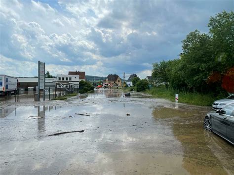 Unwetter sorgt für Chaos auf den Straßen Keller liefen voll Wasser