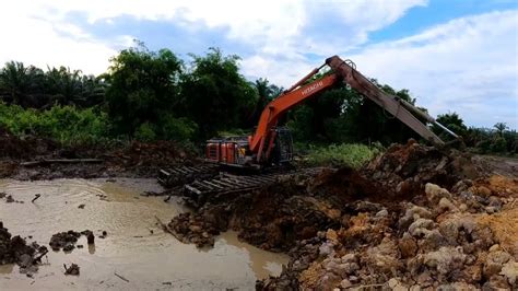 EXCAVATOR AMPHIBI TAHAP BUAT SUNGAI YouTube