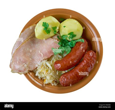 Choucroute garnie alsacienne célèbre recette pour la préparation de la