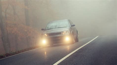 Qué tipo de luces del coche iluminan más metros de carretera