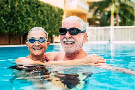 Pareja De Dos Ancianos Abrazados En El Agua De La Piscina Hombre Y