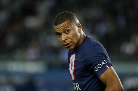 Mbappé deixa jogo do PSG arma e aponta para jogador do Auxerre