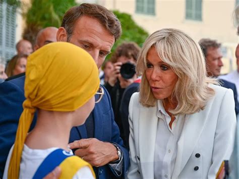 Emmanuel et Birgitte Macron interpellés par une petite fille atteinte d