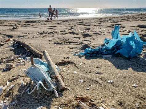 Residuos médicos máscara de virus y basura plástica en la costa del